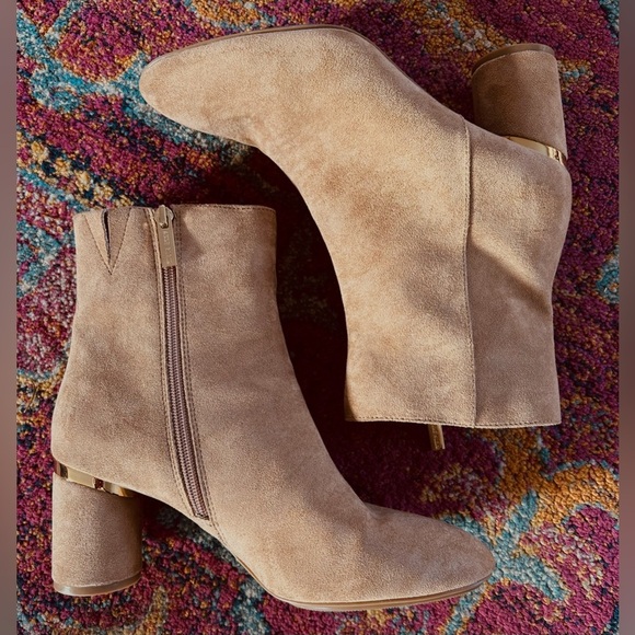 Anne Klein | Women’s tan faux suede round heel, side zip ankle boots, size 8 - Picture 4 of 13